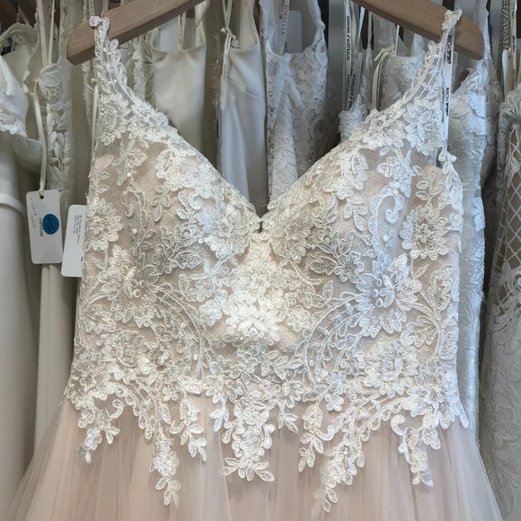 Tea-length, tulle skirt, fitted lace bodice, v-neckline - Picture 2 of 5